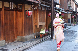 geisha-maiko-kimono-japan