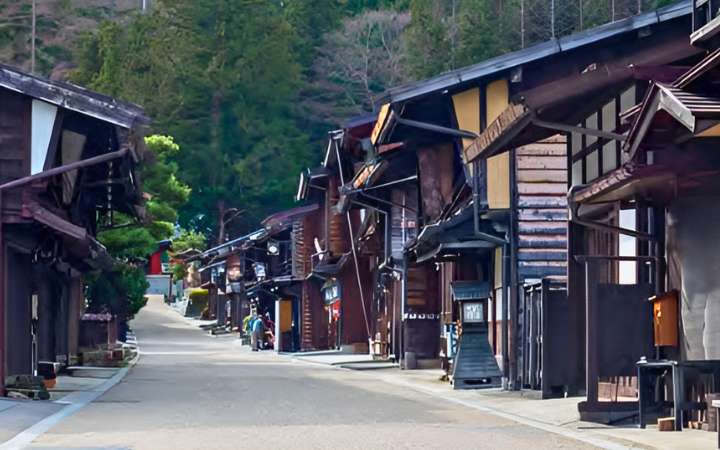 Traditional wooden buildings lining the quiet street of Narai, a beautifully preserved Edo-period post town on Japan’s historic Nakasendo Trail.