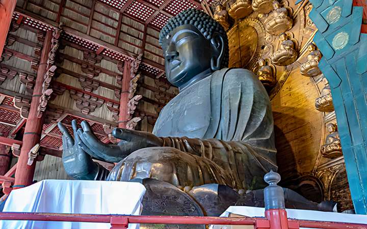 Tōdai-ji Temple in Nara, Japan — home to the Great Buddha (Daibutsu), featuring a massive wooden hall, traditional Buddhist architecture, and a UNESCO World Heritage designation.