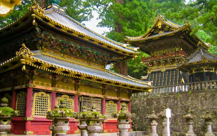 Nikko Tōshō-gū Shrine, ornate 17th‑century Shinto mausoleum in Nikko, Japan, with vibrant red lacquered gates and intricate carvings