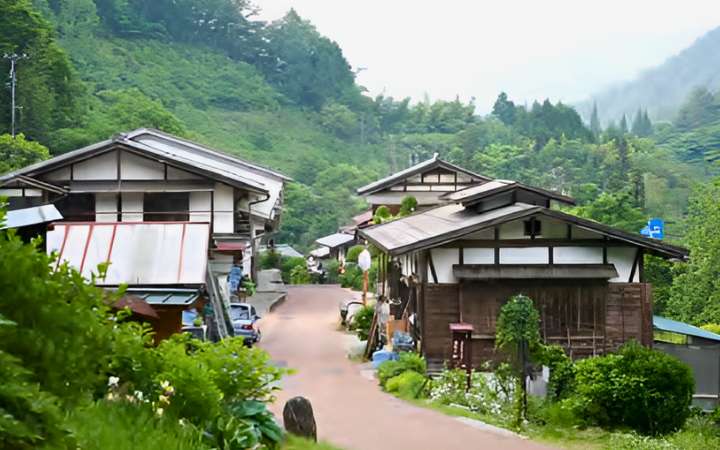 Traditional udatsu-style architecture in Ō-Tsumago, Japan – historic Edo-period town on the Nakasendo Trail known for fire-protective roof extensions and preserved wooden buildings