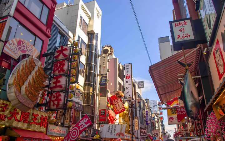 Ōsaka,historically known as tenka no daidokoro or ‘the nation’s kitchen’ in the early afternoon. While Ōsakais famous for its Michelin-starred restaurants, it’s the street food – takoyaki, okonomiyaki, and more 