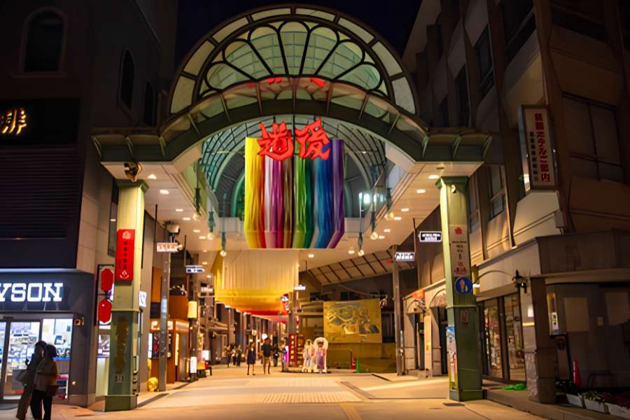 Dōgo Haikara-dōri Shopping Arcade is the lively gateway to Dōgo Onsen in Matsuyama, offering traditional shops, local cuisine, and easy access to one of Japan’s oldest hot spring bathhouses.