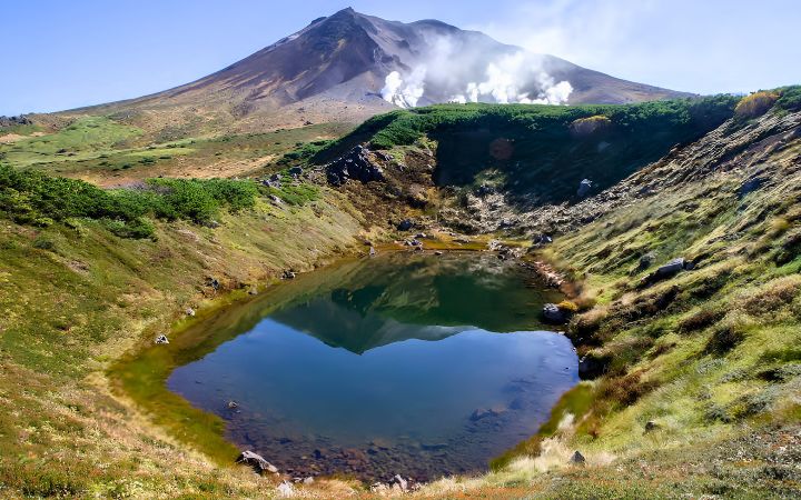 Mount Asahidake in Hokkaido, Japan – Hokkaido’s highest peak in Daisetsuzan National Park, featuring dramatic volcanic landscapes, alpine scenery, and scenic hiking trails
